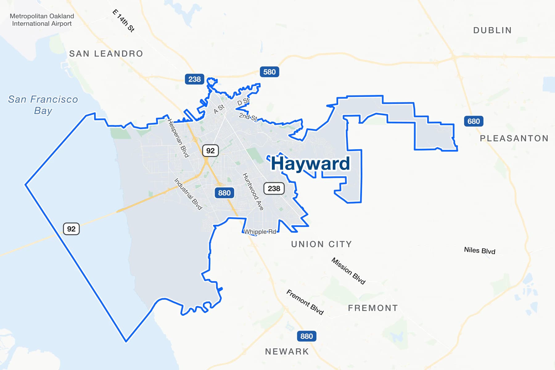 Mapa de calles de Hayward desde la orilla de la bahía hasta las colinas del este, con la llegada del puente de San Mateo y el circuito del centro.