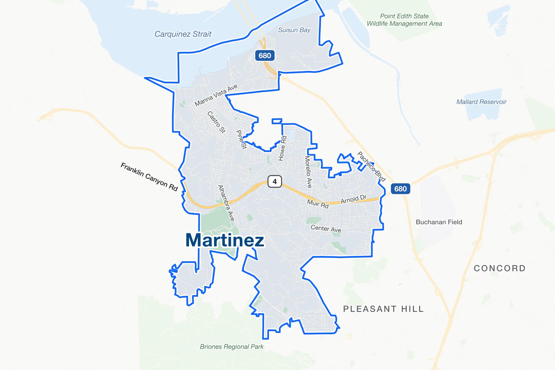 Mapa de calles de Martinez con la Interestatal 680 junto al estrecho de Carquinez, la ruta estatal 4 por el centro y los nombres de Alhambra Avenue, Pacheco Boulevard y Marina Vista Avenue.