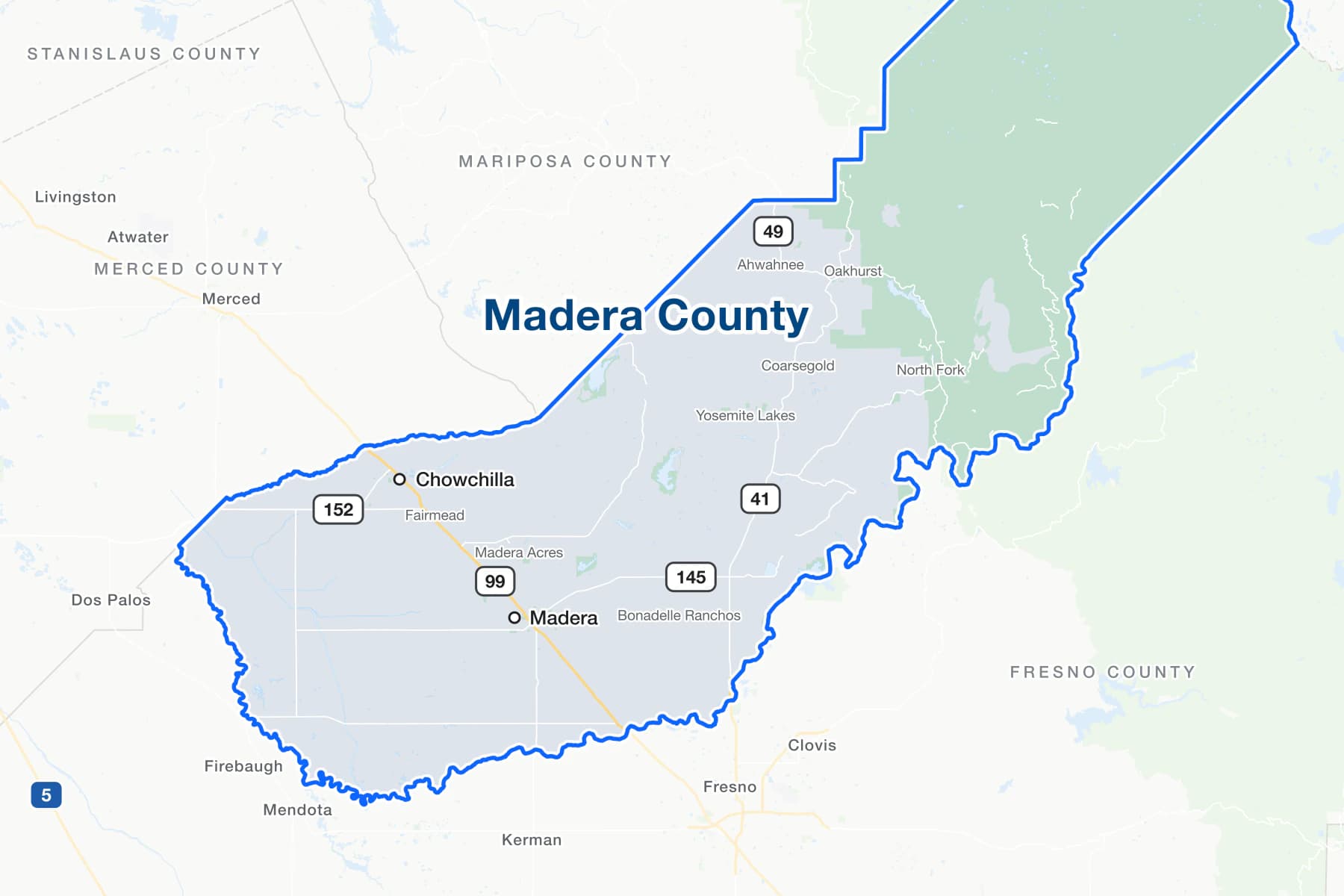 カリフォルニア州マデラ郡の地図。MaderaとChowchillaに、State Route 99、41、145、152、49と、Oakhurst、North Fork、Coarsegold、Ahwahnee、Yosemite Lakesの各地域を表示。