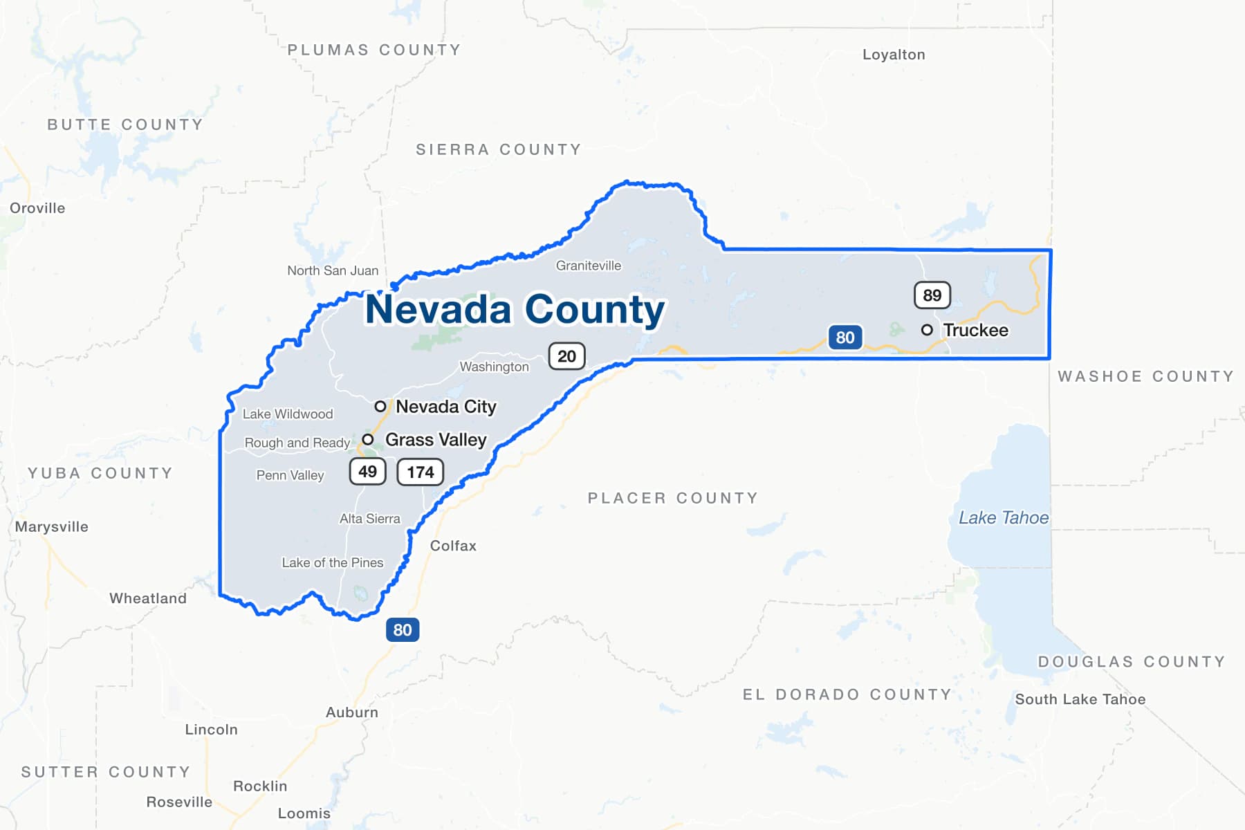 Mapa del condado de Nevada, California, con Truckee, Grass Valley y Nevada City, la Interstate 80, las rutas estatales 20, 49, 89 y 174, y las comunidades de Penn Valley, Lake Wildwood, Lake of the Pines y North San Juan.