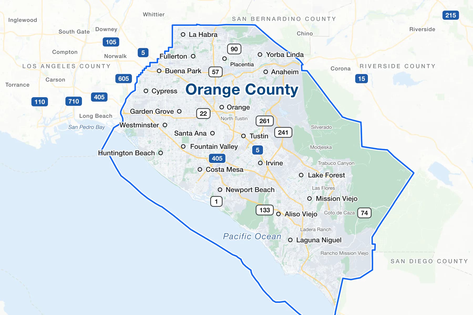 カリフォルニア州オレンジ郡の地図。Anaheim、Santa Ana、Irvine、Huntington Beach、Garden Grove、Fullerton、Costa Mesa、Newport Beach、Mission Viejoなどの市と、Interstate 5、405、State Route 1、22、57、74、90、133、241、261、太平洋、サンペドロ湾を表示。