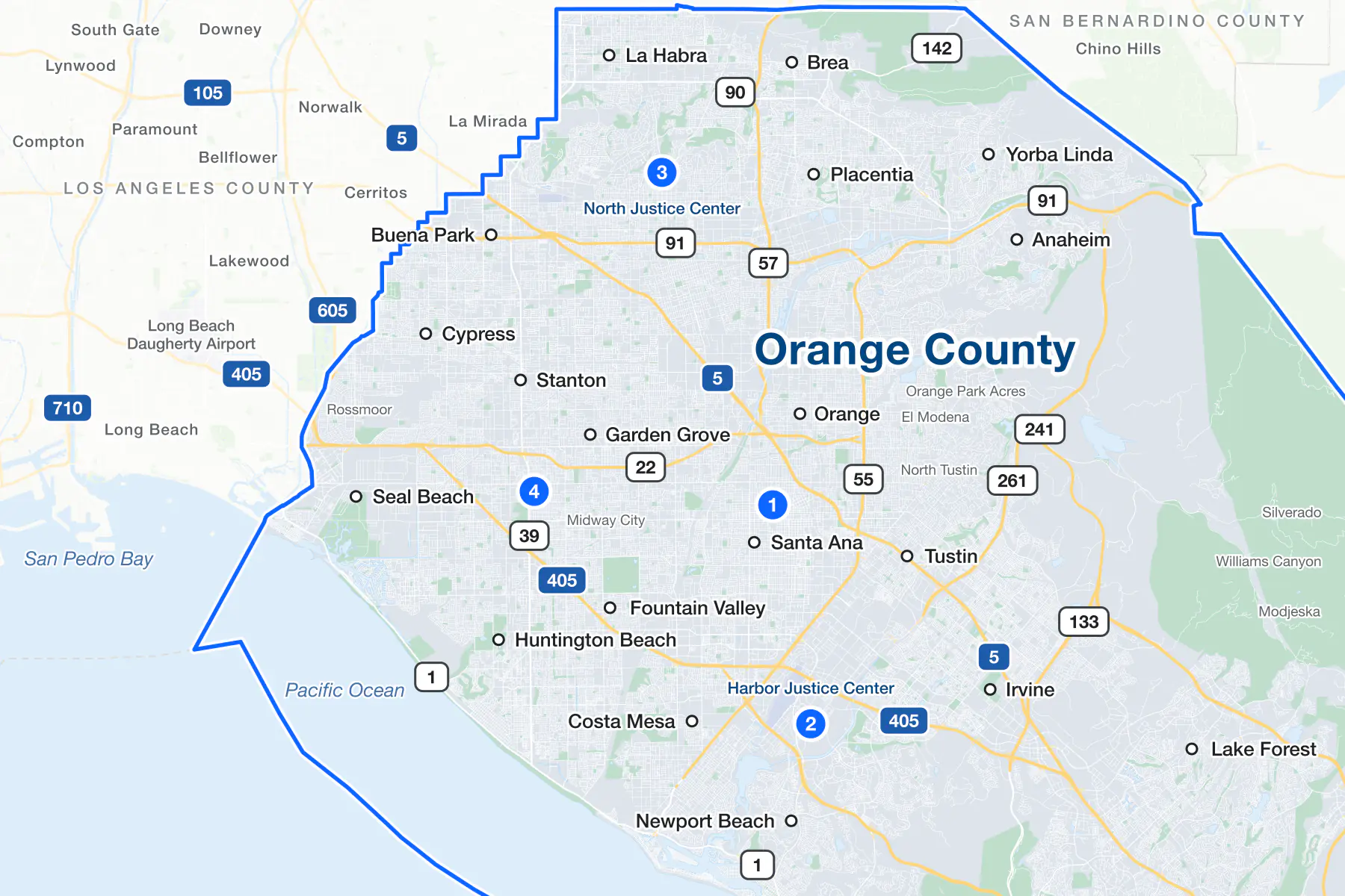 Mapa del condado de Orange, California, con marcadores numerados en los centros de justicia de Santa Ana, Newport Beach, Fullerton y Westminster.
